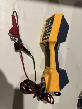 TS22 FLUKE Networks Telephone Set Alligator Clips Battery #2 TS22 FLUKE Networks Telephone Set Alligator Clips Battery #2