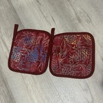Nwot Red Pineapple Print Pot Holders - Set Of 2 Kitchen Linen. Fixed Price $25.00.