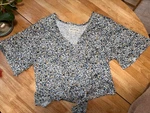 Idyllwind Floral Print Knit V-neck Tie Front Long Sleeve Top S/p Women. Fixed Price $19.99.